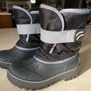 Snow boots, kids size 10